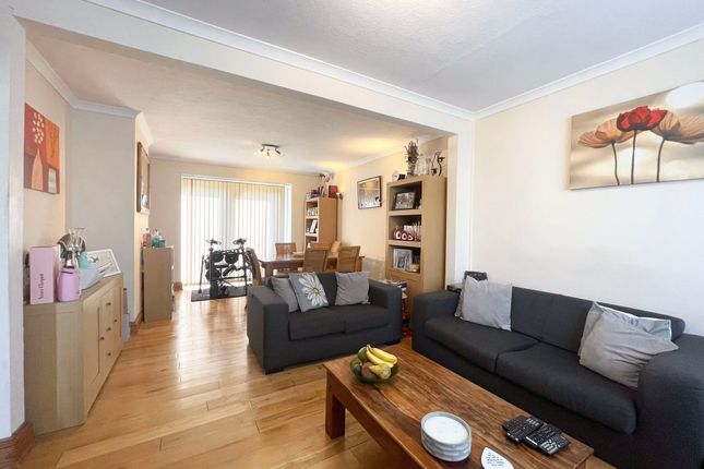 3 Bushfield Crescent, Edgware photo 2