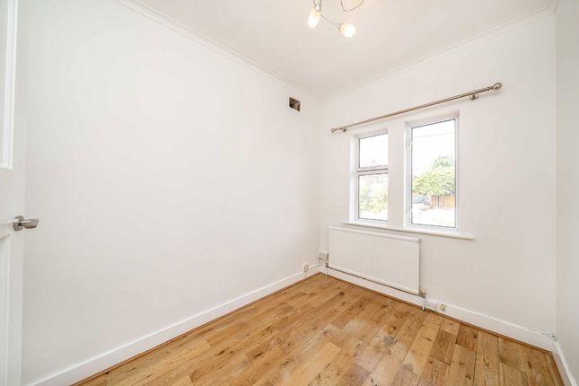 11, Walmington Fold, London photo 4