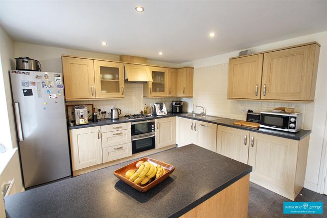 4, Woodthorne Close, Tilehurst Reading photo 4
