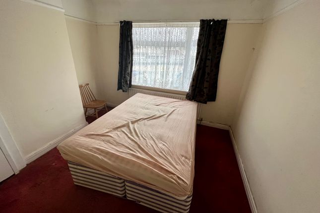 Maple Grove, Southall photo 4