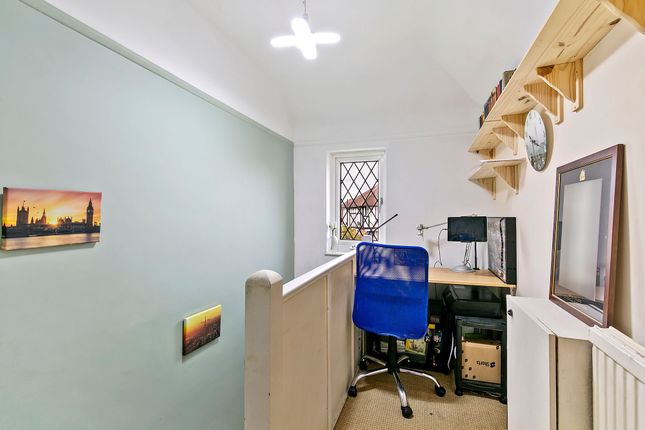 Flat for sale in Latchmere Lane, Kingston Upon Thames
