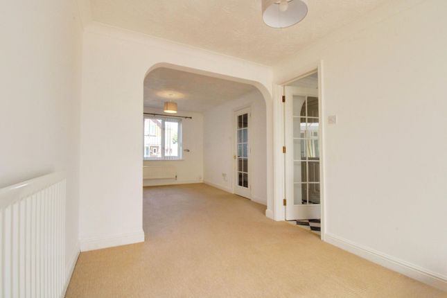 15 Lyme Way, Swindon photo 4