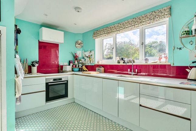 32, Queens Way, Hungerford photo 3