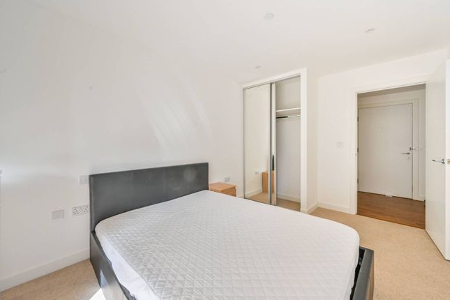 Flat to rent in Discovery Tower, Canning Town, London