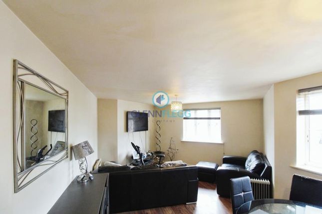 Flat to rent in Eaton Avenue, Slough