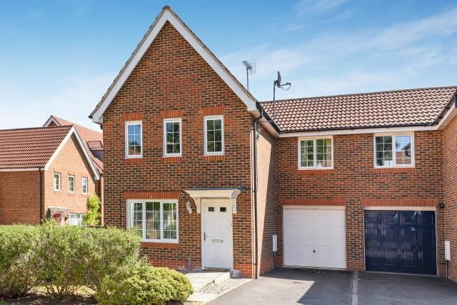 Semi-detached house to rent in Chatsworth Park, Winnersh