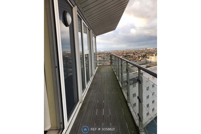 Flat, Hamlyn House High Street, Feltham photo 3