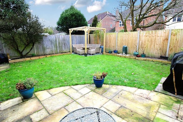 12, Quebec Close, Horley photo 2