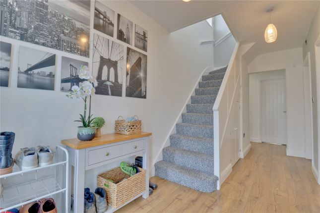 Room 5, 29, Moseley Wood Green, West Yorkshire photo 4