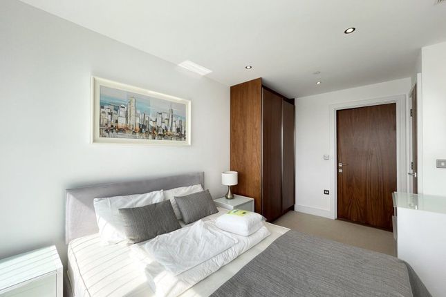 Flat to rent in Lincoln Plaza, London