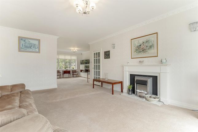8, Sandmoor Green, Leeds photo 3