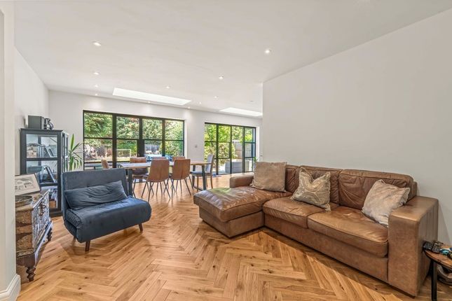 15, Darby Crescent, Sunbury-On-Thames photo 4