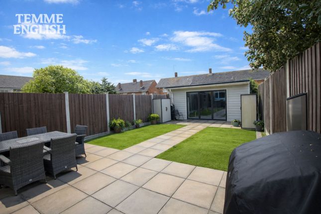 8 Matching Green, Basildon photo 2