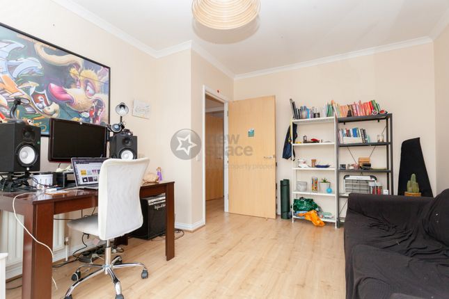 Flat to rent in Lavington Close, Hackney Wick