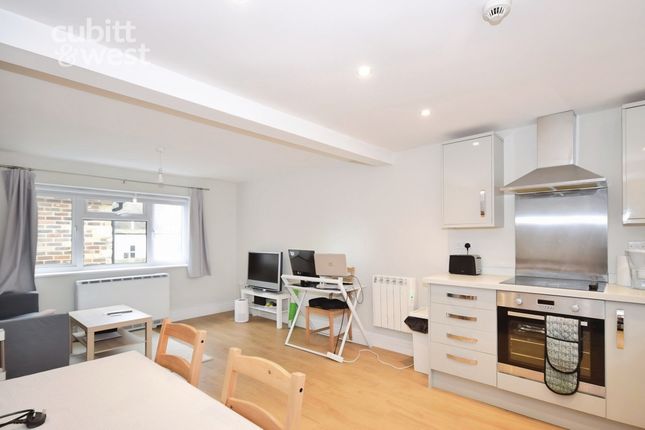 Flat 4, Oakridge House, New Town, Uckfield photo 3