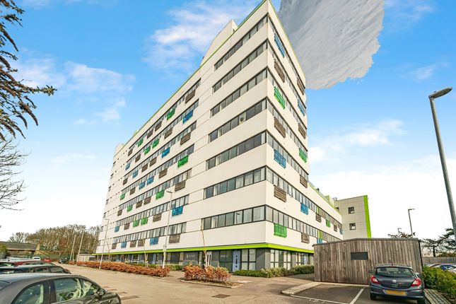 2-bed flat on 202 West Terrace, Six Hills House,, Kings Road, Hertfordshire, £210,000