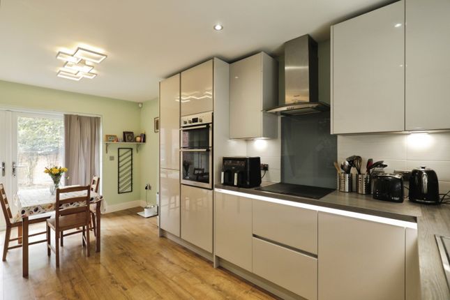 58, Warren House Road, Castleford photo 4