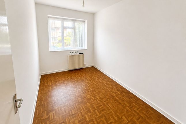 8, Headley Close, Epsom photo 4