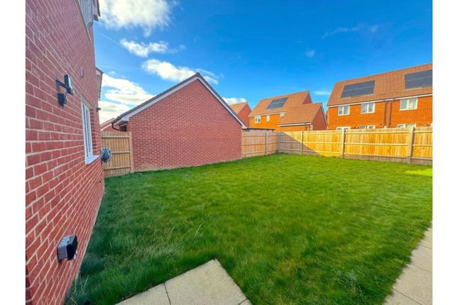 29, Edward Lake Drive, Rochester photo 4
