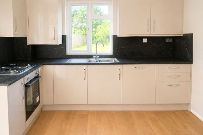 45, Stuart Way, Berkshire photo 2