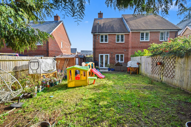 24, Juniper Close, Farnham photo 4