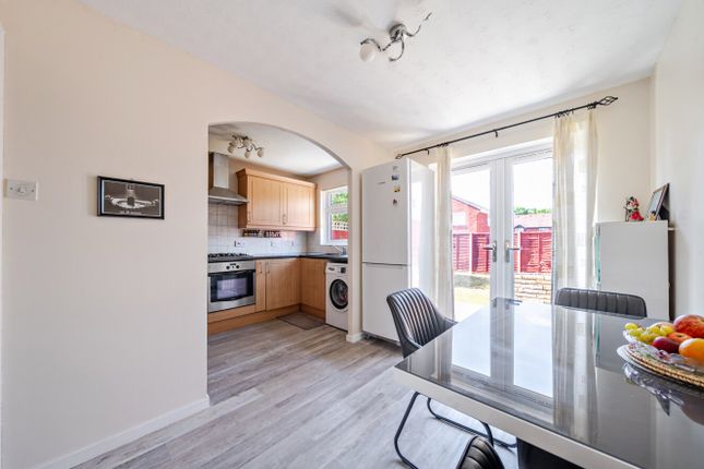4, Sonnet Way, Hampshire photo 4