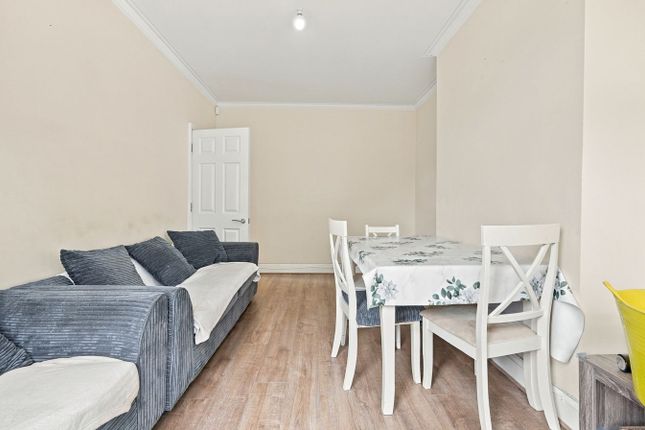 39, Churchill Avenue, Harrow photo 3