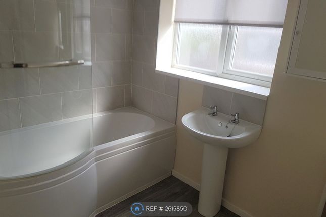 Carr Manor Road, Upstairs Flat, Leeds photo 4
