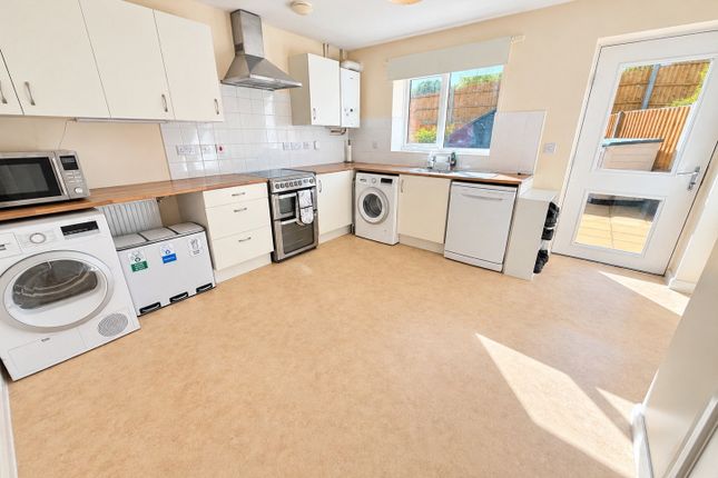 7, Mallows Grove, Dudley photo 2