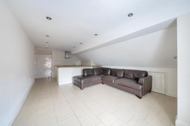 FLAT 5 THE MALT SHOVEL, Lambourn Woodlands, Hungerford photo 3