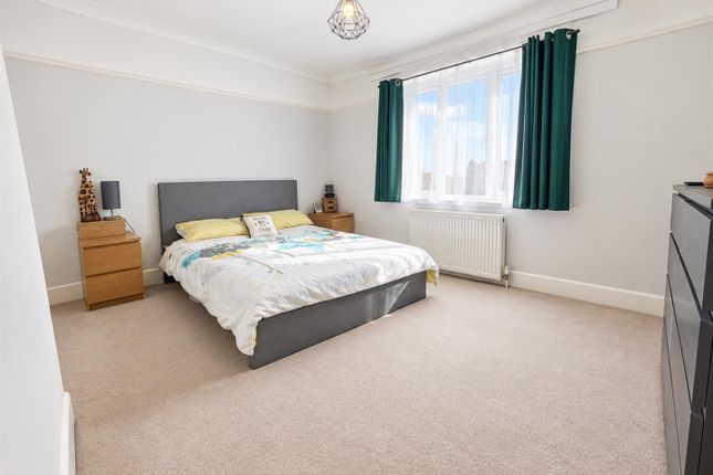 70, Gosport Road, Lee-On-The-Solent photo 4