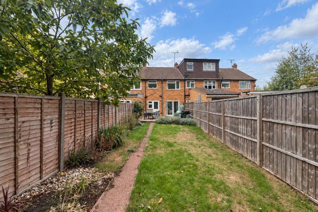 9, Barnes Close, Farnborough photo 2