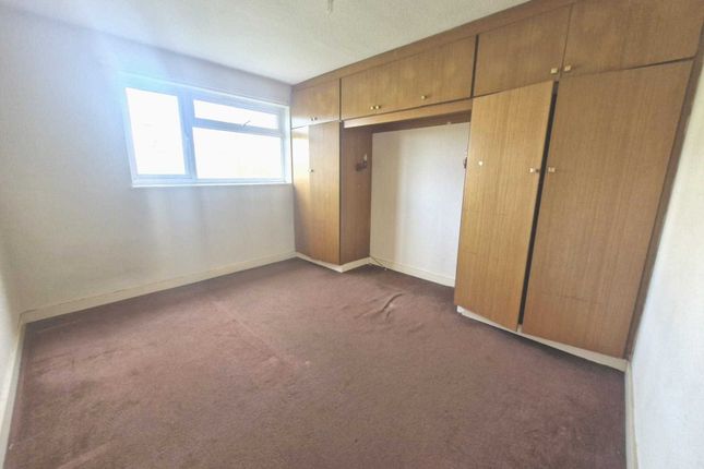 Flat for sale in Spear Close, Luton