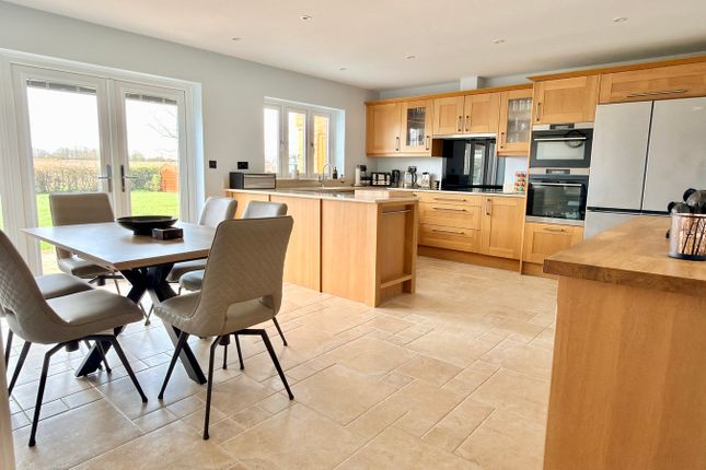 Fourwynds, Hillend, Twyning photo 2