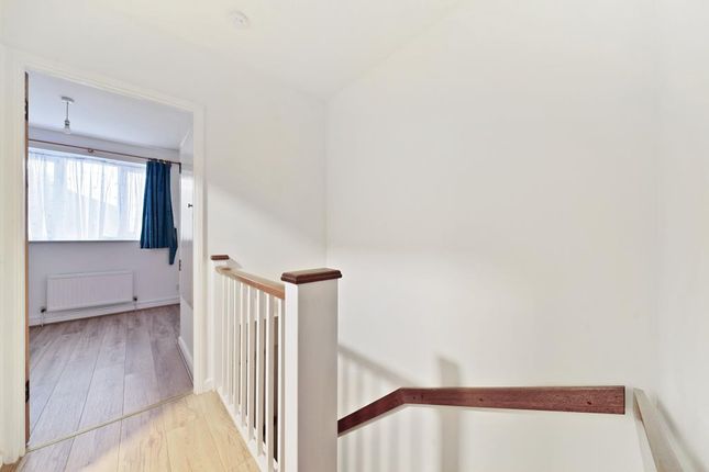4 SWYNFORD GARDENS, Swynford Gardens, London photo 4