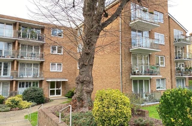 Flat to rent in Eaton Hall, Eaton Gardens, Hove