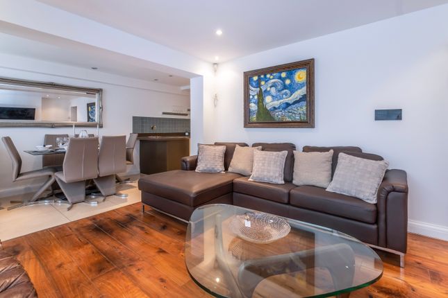Flat for sale in Gloucester Mews, London