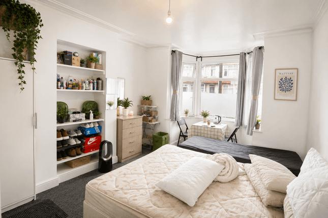84 Cecil Avenue, Wembley photo 2