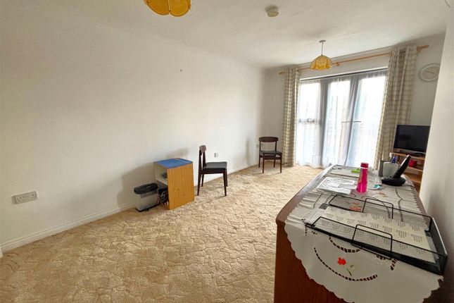 Flat 46, St. Georges Court, Addlestone photo 2