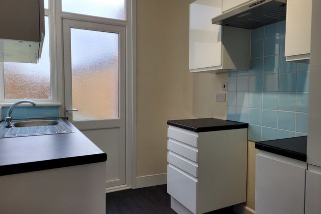 214, Upminster Road South, Rainham photo 4