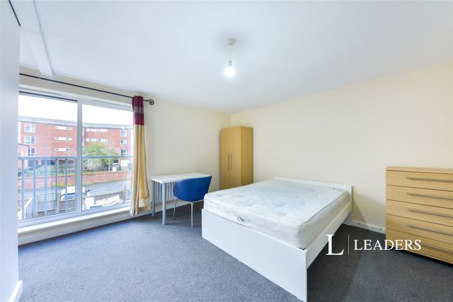 Room 2, 28 Aviation Avenue, Hertfordshire photo 4