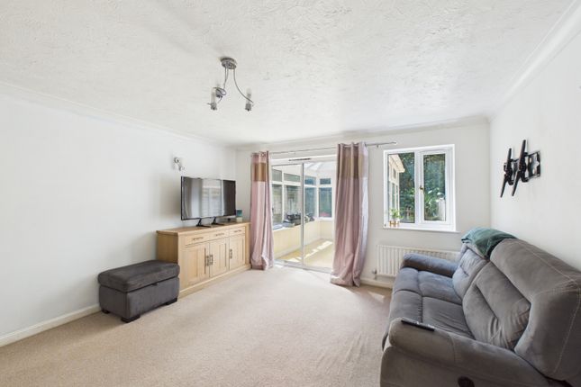 36, Moorland Close, Locks Heath, Southampton photo 3
