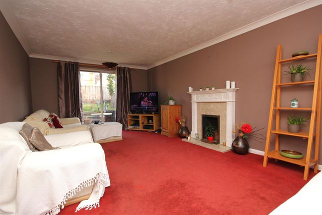 17, Carmarthen Way, Rushden photo 4