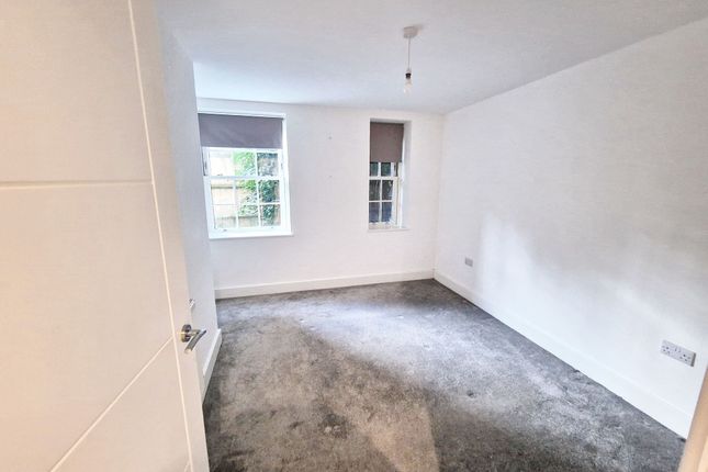 Flat 7, The Old Telephone Exchange, Redhill photo 4