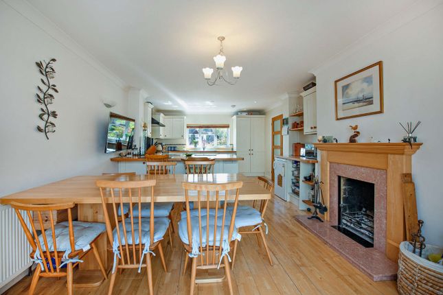 10, Pine View Close, Surrey photo 4