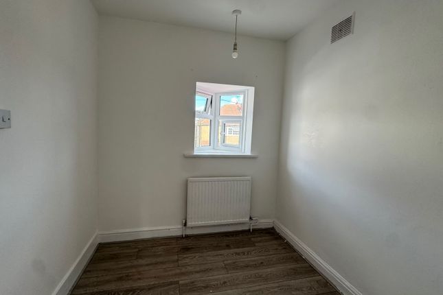 27 Whitby Road, Slough photo 3