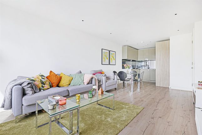 Thumbnail Flat for sale in Basset Court, Smithfield Square, Hornsey