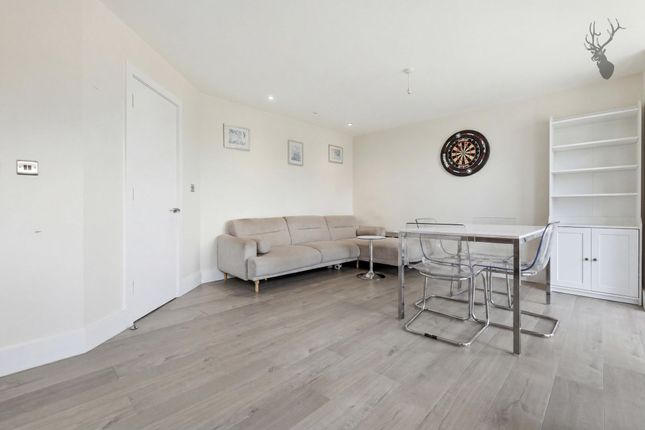 Flat 2, 12 Cart Lane, London photo 2