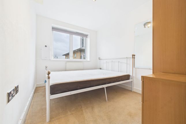 Flat 15, Settlers Court, Newport Avenue, London photo 4