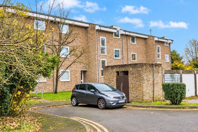 2-bed flat on 15, Sandown Drive, Carshalton, £90,000